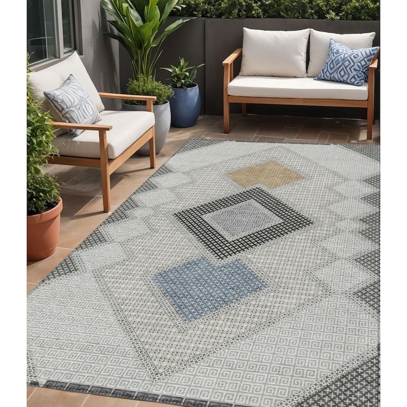 HomeRoots Geometric Transitional Rectangle Outdoor Rug - 5' X 8'
