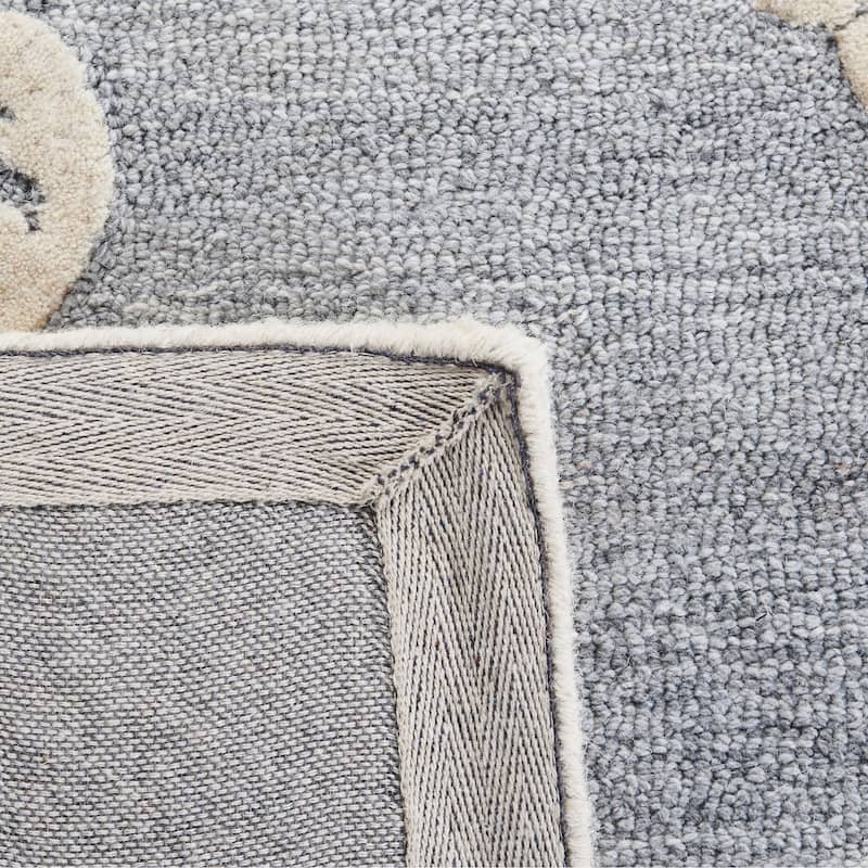 SAFAVIEH Handmade Micro-Loop Gerhild Medallion Wool Rug