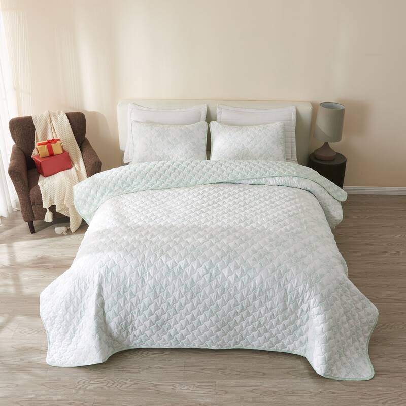 Premium Snowflake Printed Microfiber Quilt Set with Shams