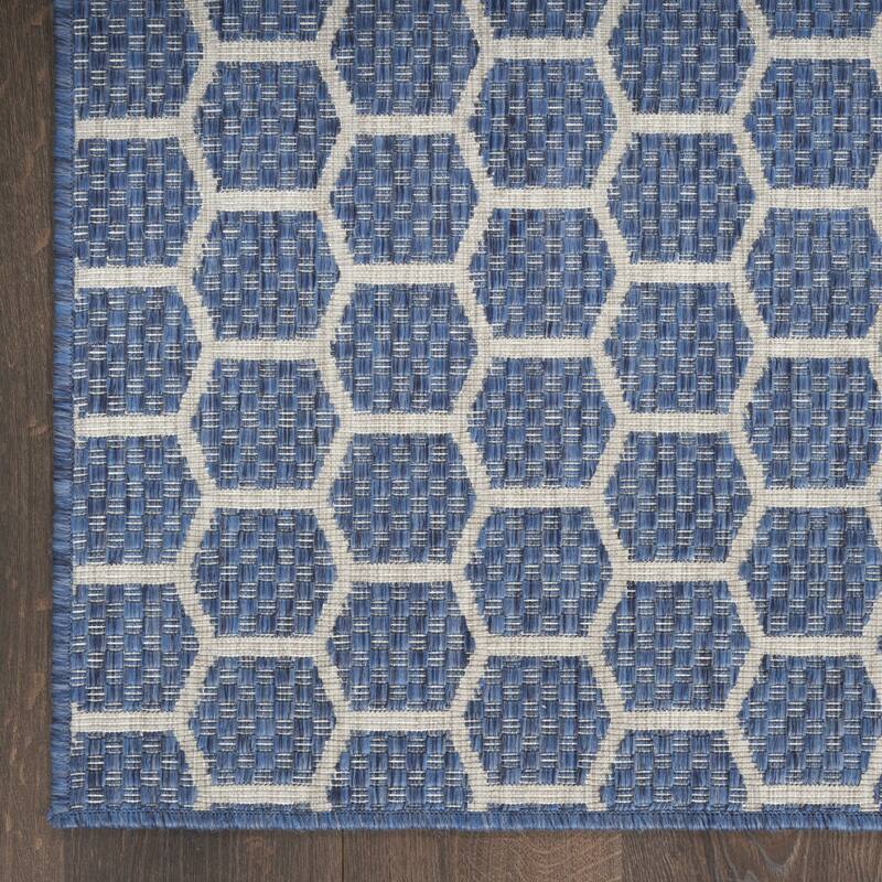 HomeRoots Geometric Modern Rectangle Outdoor Rug - 5' X 7'