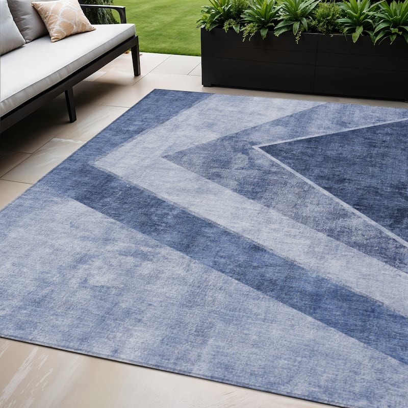 HomeRoots Geometric Transitional Rectangle Outdoor Rug - 5' X 8'
