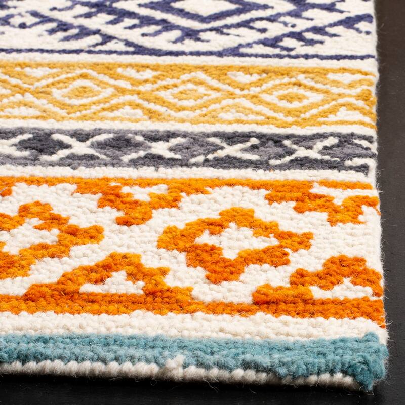 SAFAVIEH Handmade Micro-Loop Sigourney Wool Rug