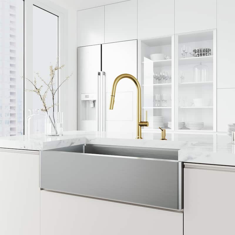 VIGO Greenwich 18" H Single Handle Pull-Down Sprayer Kitchen Faucet