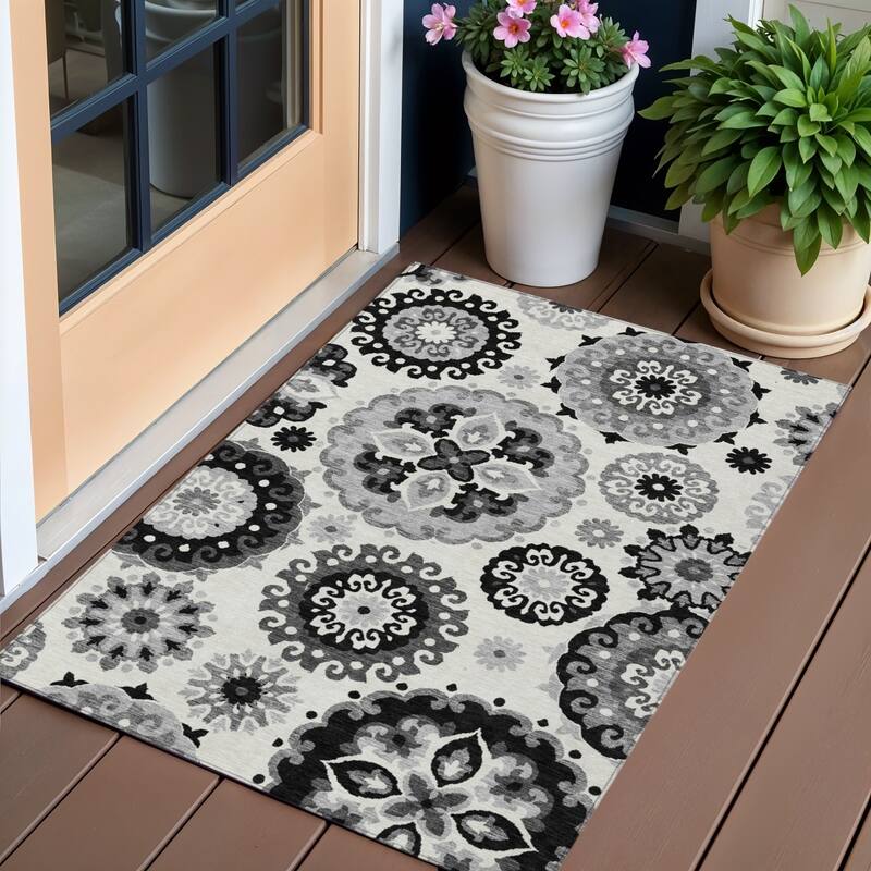 HomeRoots Floral Medallion Transitional Rectangle Outdoor Rug - 3' x 5'