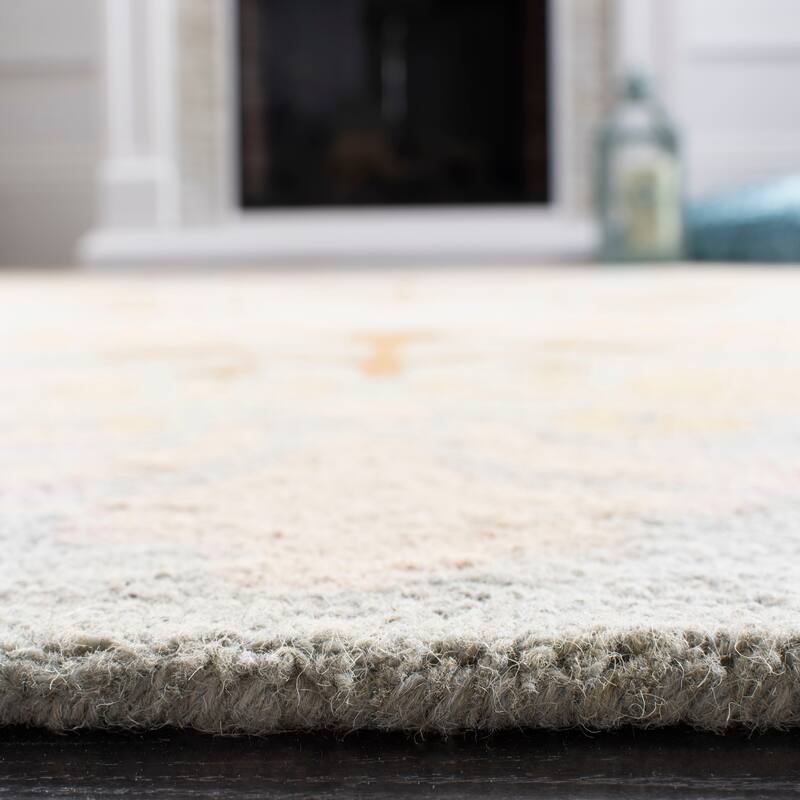 SAFAVIEH Handmade Blossom Fanndis Wool Rug
