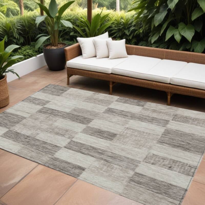 HomeRoots Geometric Transitional Rectangle Outdoor Rug - 10' X 14'
