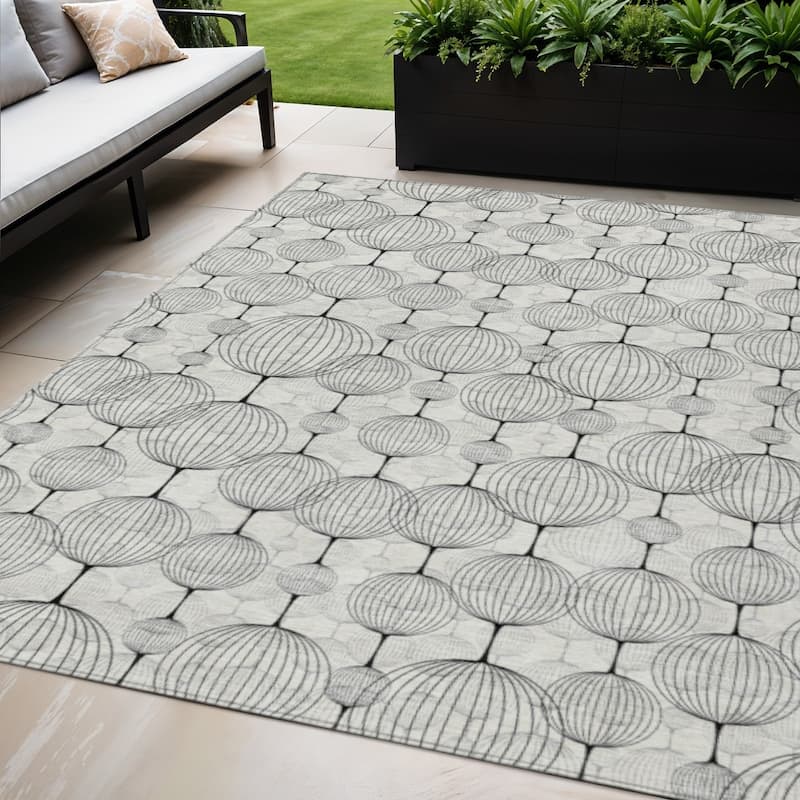HomeRoots Geometric Transitional Rectangle Outdoor Rug - 5' X 8'