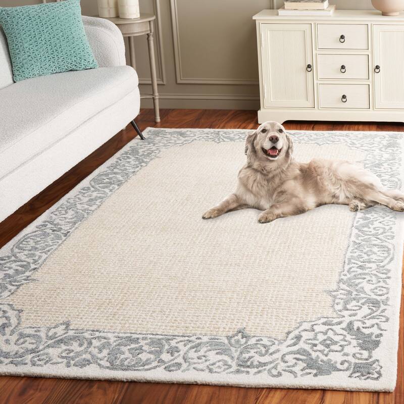 SAFAVIEH Handmade Ebony Snaedis Floral Wool Rug