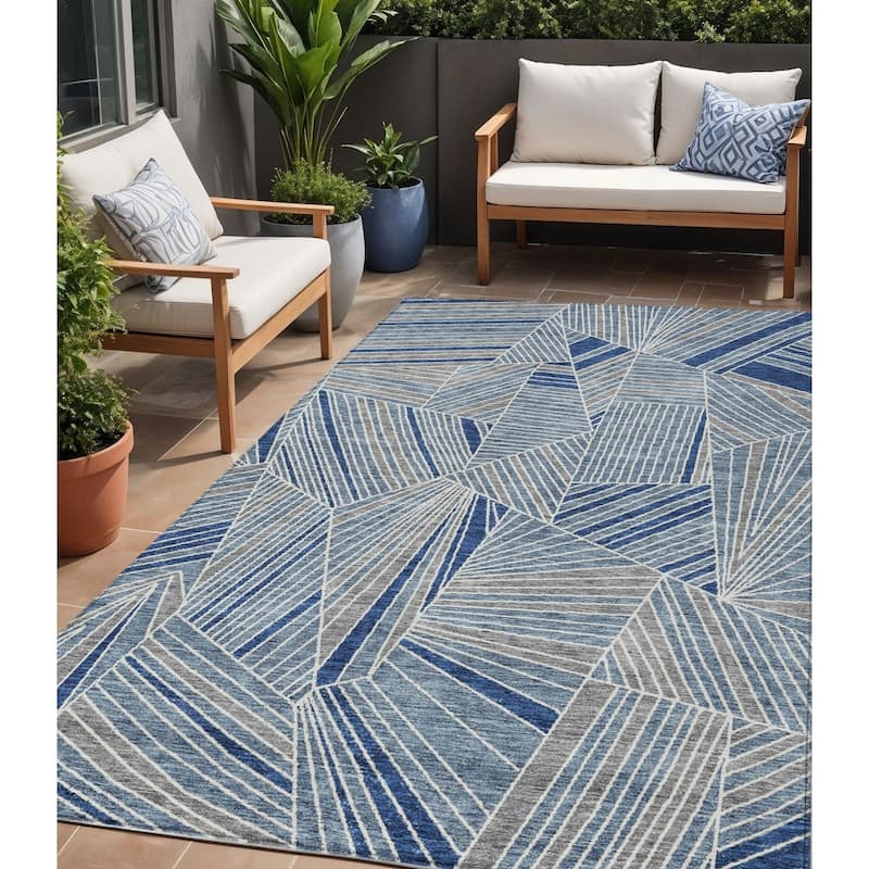 HomeRoots Geometric Transitional Rectangle Outdoor Rug - 5' X 8'