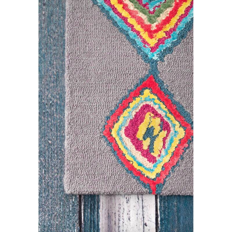 Nuloom Hand Tufted Wool Moroccan Triangle Rug