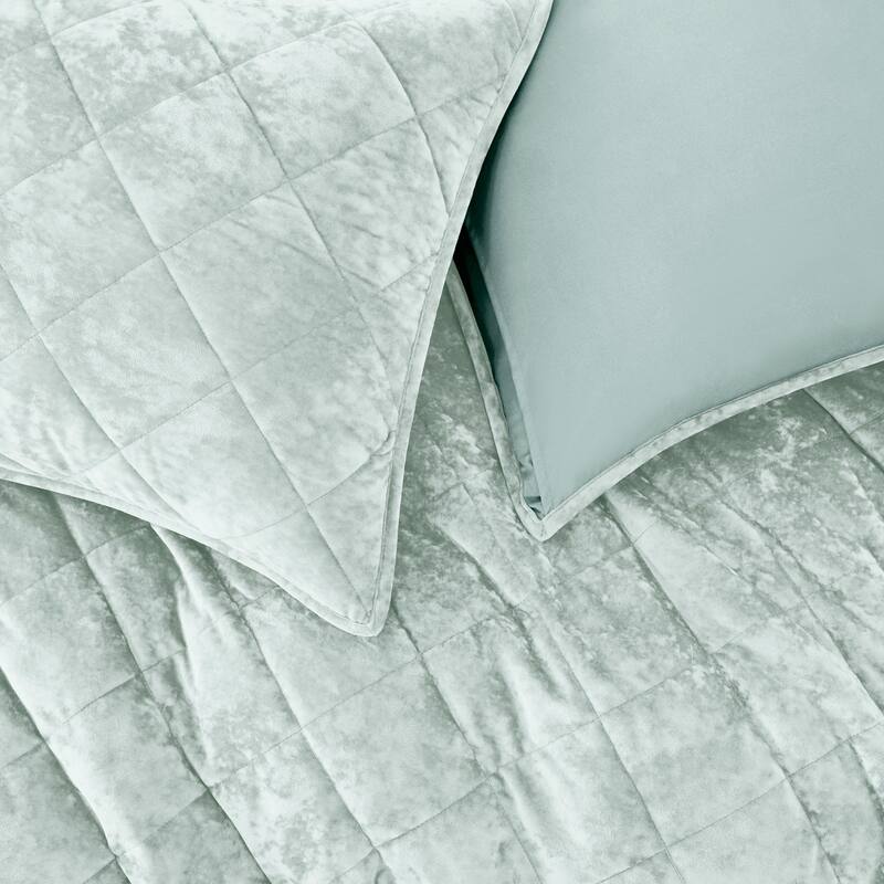 Wonderful Diamond Velvet 3 Piece Quilt Set