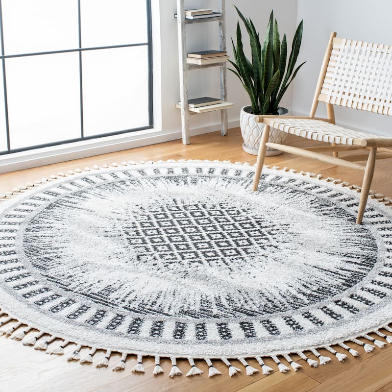 SAFAVIEH Moroccan Tassel Shag Bozhana 0.75-inch Thick Rug - 6'7" Round - Ivory/Black