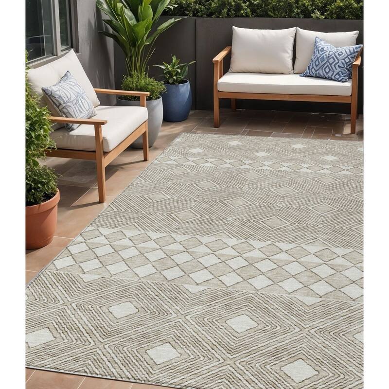 HomeRoots Geometric Transitional Rectangle Outdoor Rug - 5' X 8'
