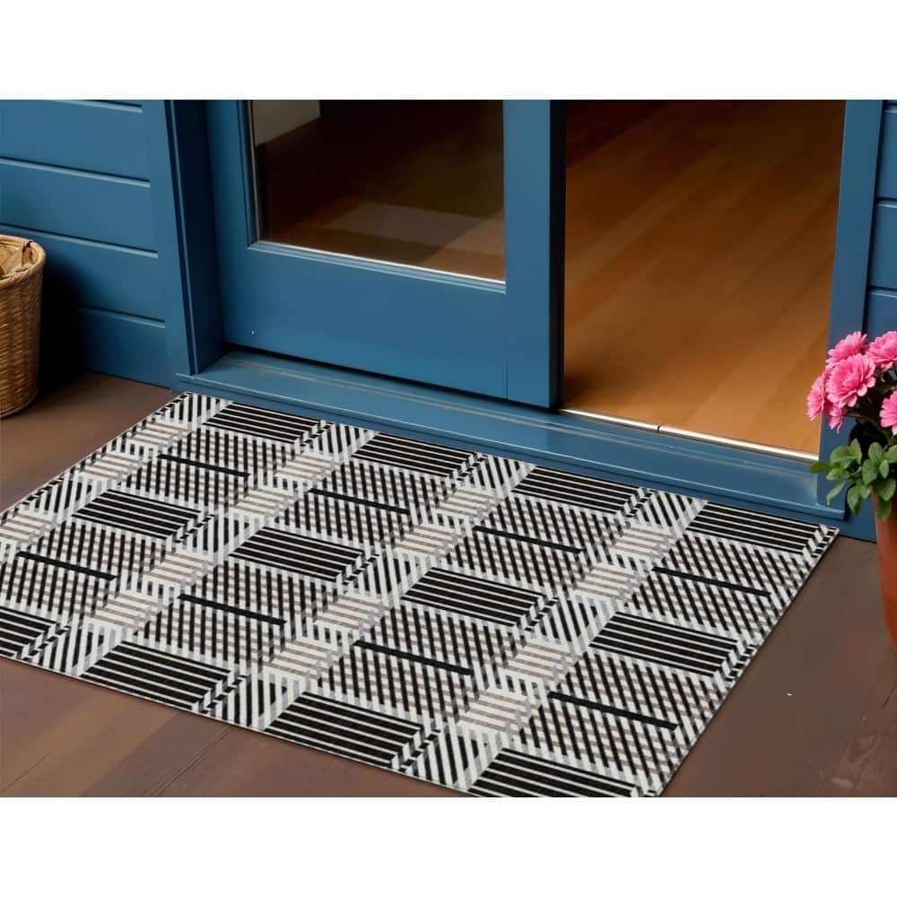 HomeRoots Plaid Transitional Rectangle Outdoor Rug