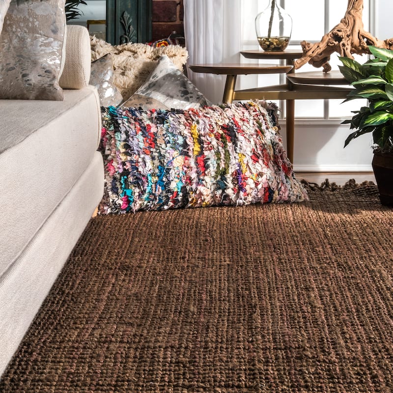Nuloom Delilah Solid Chunky Jute Tassel Area Rug