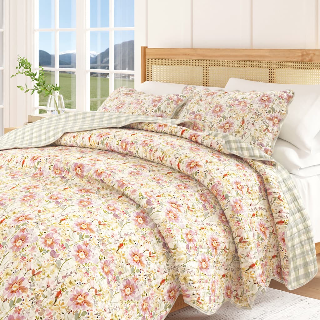 Linery & Co. Floral Bloom Scalloped Quilt Set