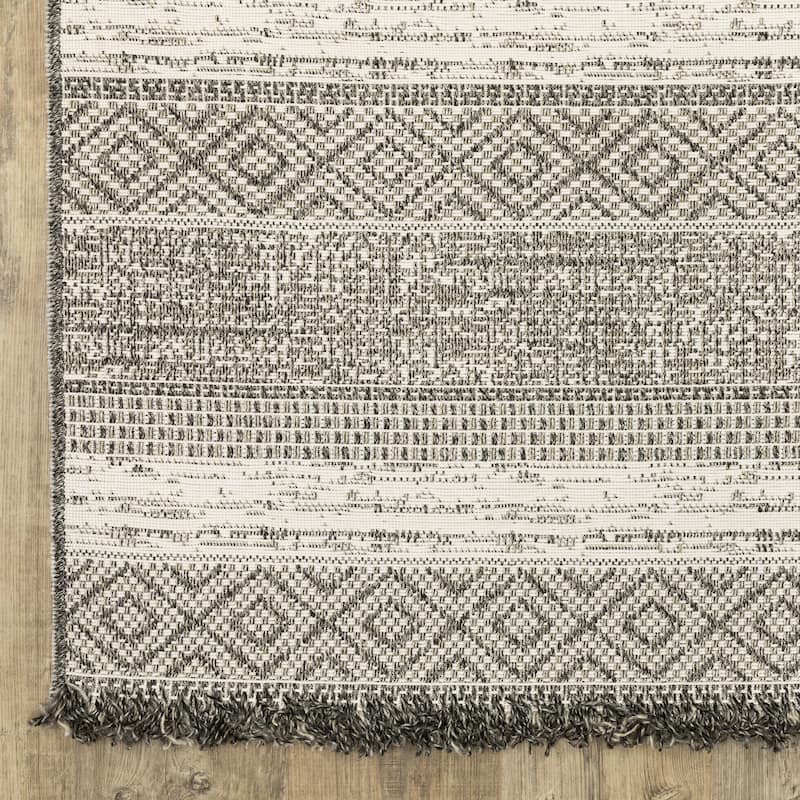 Style Haven Grayton Southwestern Influence Beige/ Black Indoor-Outdoor Fringe Edge Rug