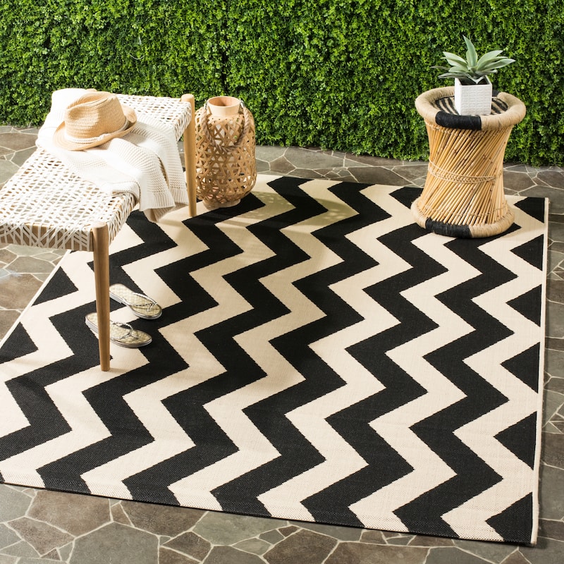 SAFAVIEH Courtyard Merlene Chevron Indoor/ Outdoor Waterproof Patio Backyard Rug