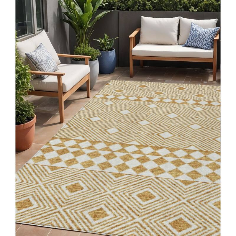 HomeRoots Geometric Transitional Rectangle Outdoor Rug - 5' X 8'