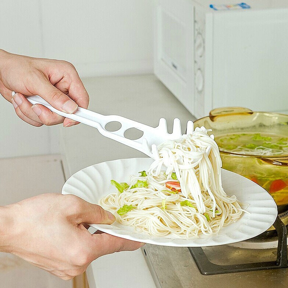 https://ak1.ostkcdn.com/images/products/is/images/direct/7fa4d2b6423e23f0264388fc569053b0336da509/Home-Restaurant-Kitchen-Plastic-Noodle-Spaghetti-Spoon-Fork-Scoop-Ladle-White.jpg