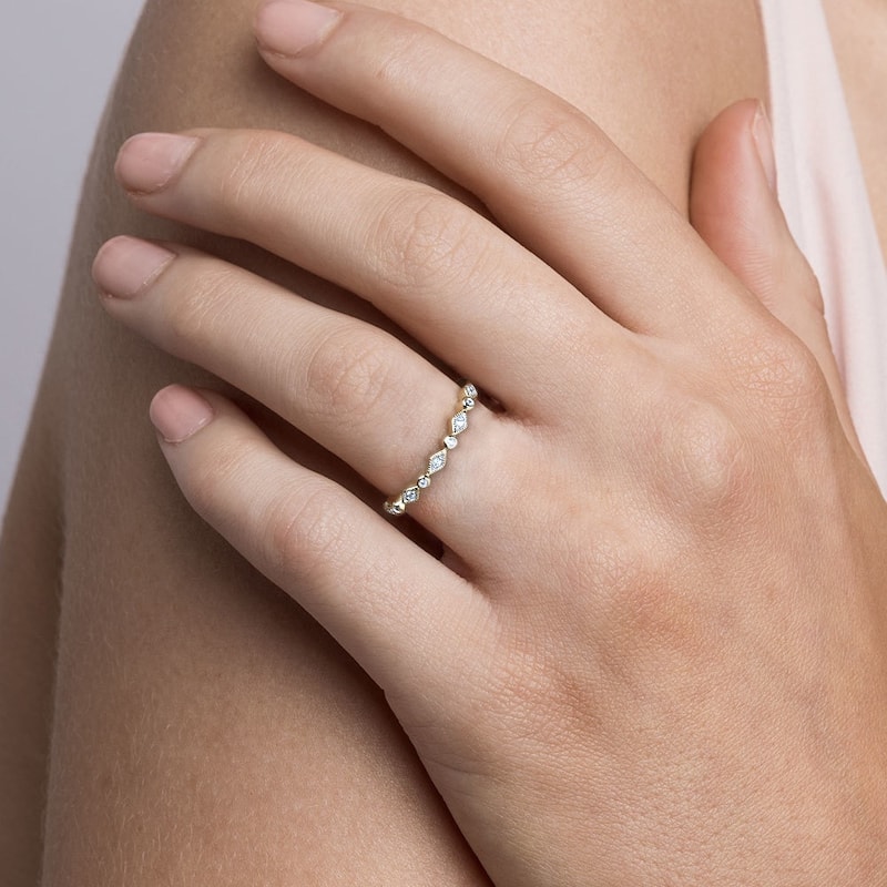 1/20ct TDW Diamond Vintage Inspired Wedding Band in 10K Gold for Women