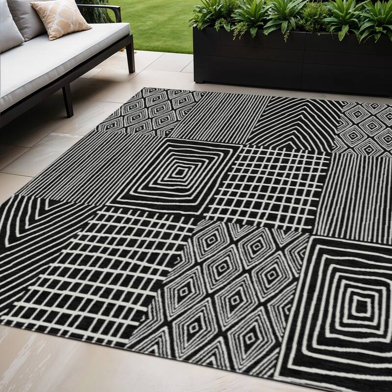 HomeRoots Geometric Transitional Rectangle Outdoor Rug - 5' X 8'