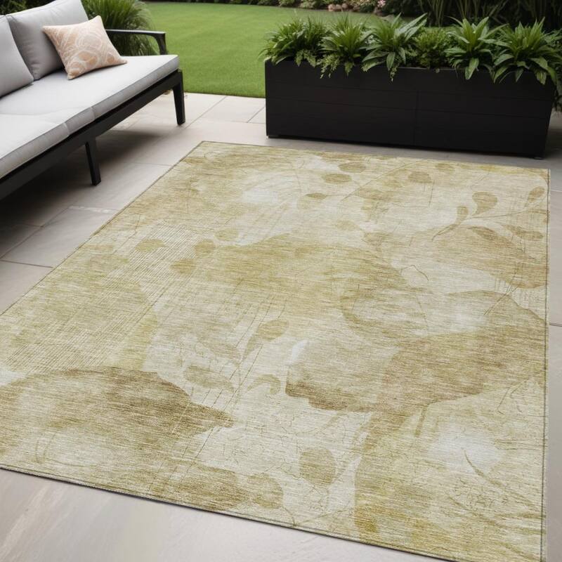 HomeRoots Floral Transitional Rectangle Outdoor Rug - 5' X 8'