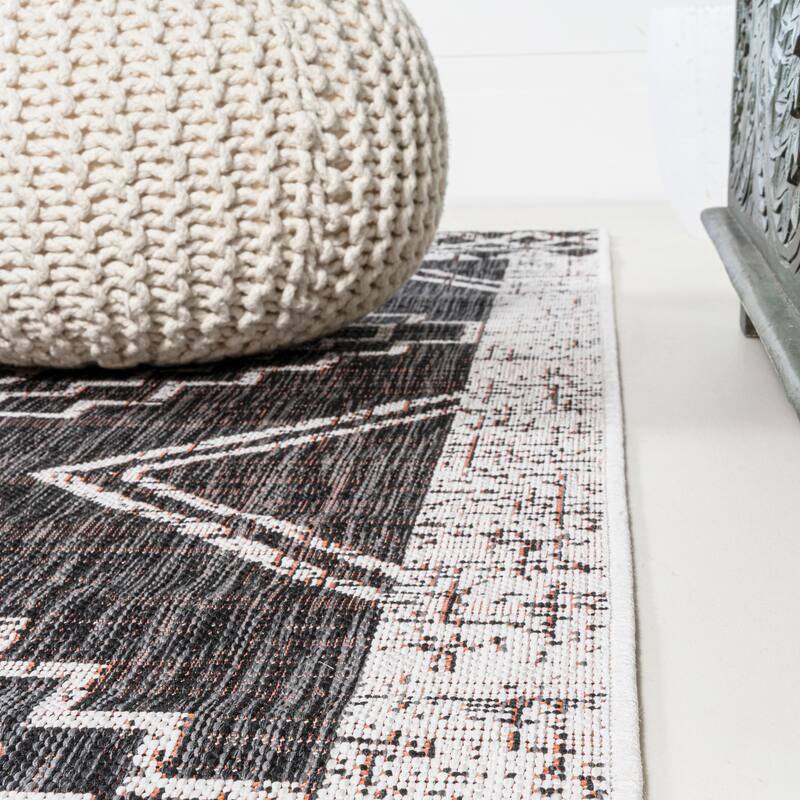 JONATHAN Y Carwa Diamond Tribal Medallion Indoor/Outdoor Area Rug