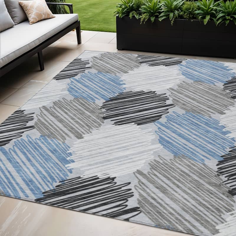 HomeRoots Geometric Transitional Rectangle Outdoor Rug - 5' X 8'
