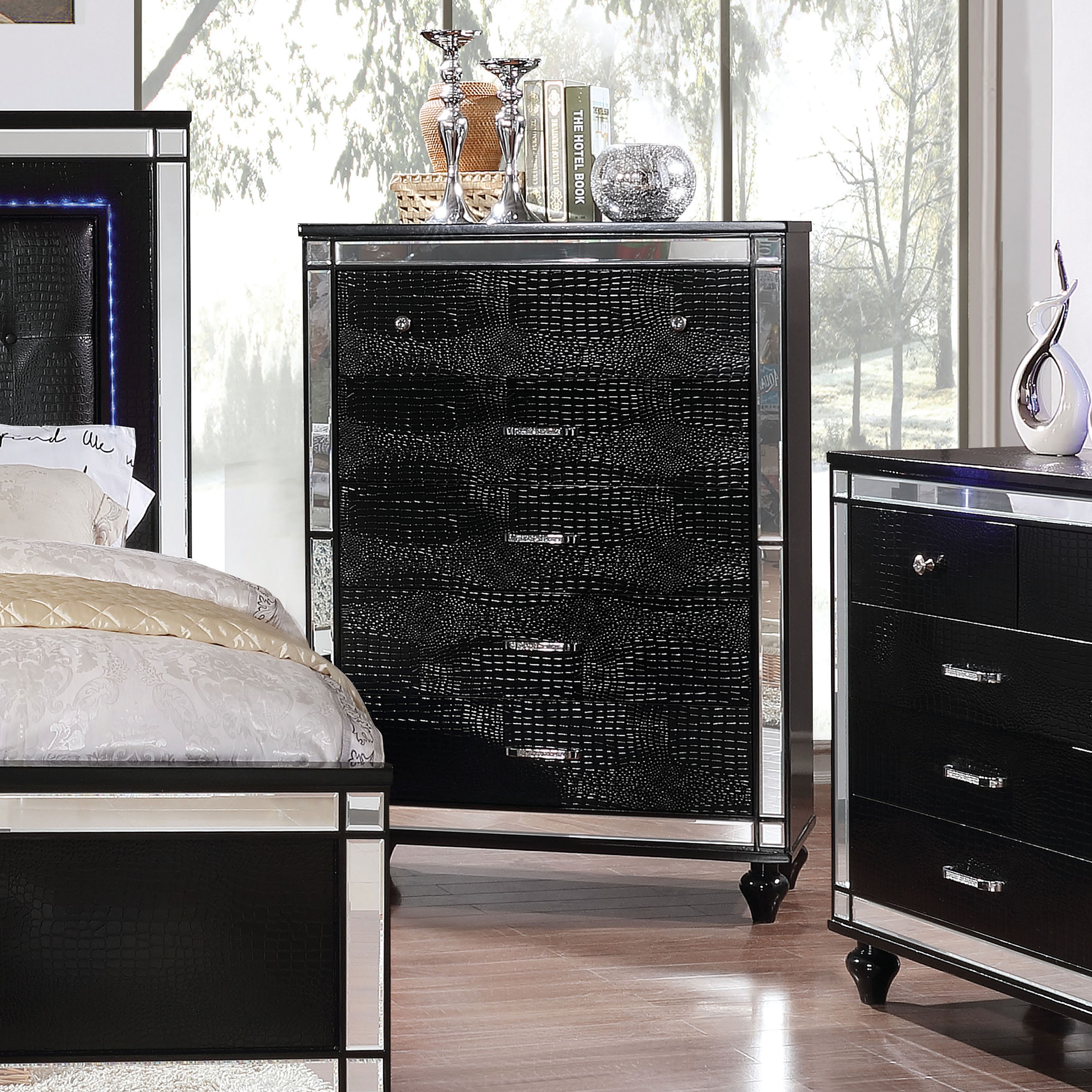 Furniture of America Derc Contemporary Solid Wood 5-Drawer Chest
