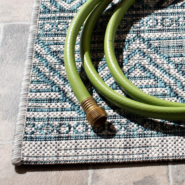 SAFAVIEH Courtyard Zorana Indoor/ Outdoor Waterproof Patio Backyard Rug