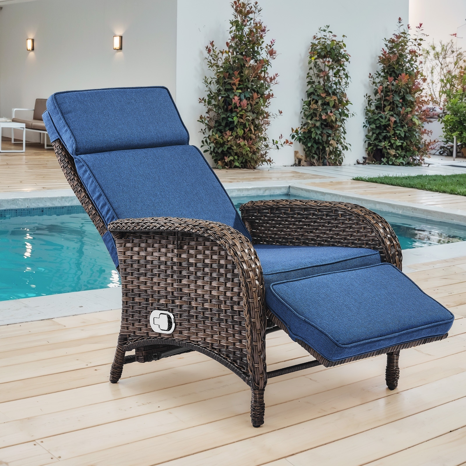 Pocassy Outdoor Wicker Reclining Lounge Chair with Adjustable Backrest and Footrest Outdoor Patio Recliner Chair - Brown