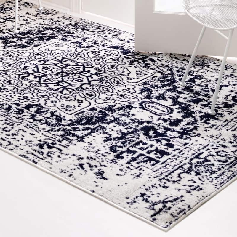 Traditional Brenda Collection Area Rug