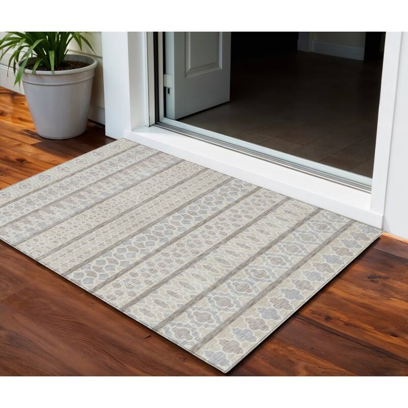 HomeRoots Quatrefoil Transitional Rectangle Outdoor Rug - 3' x 5'