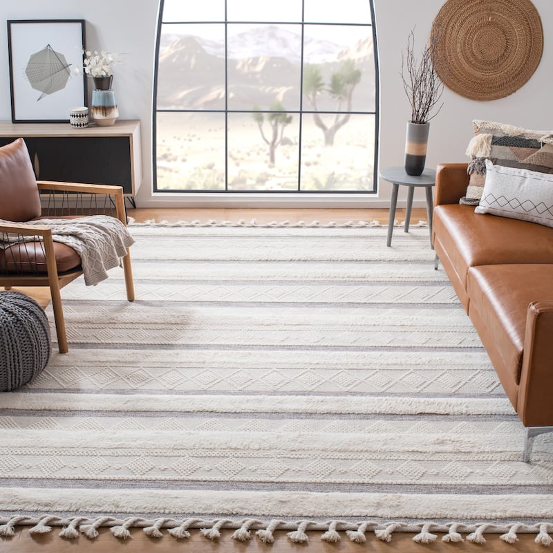 SAFAVIEH, Handmade Kenya Nalini Wool Tassel Rug