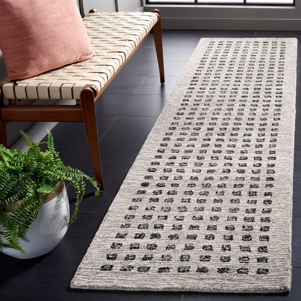SAFAVIEH Handmade Ebony Alyona Modern Rug