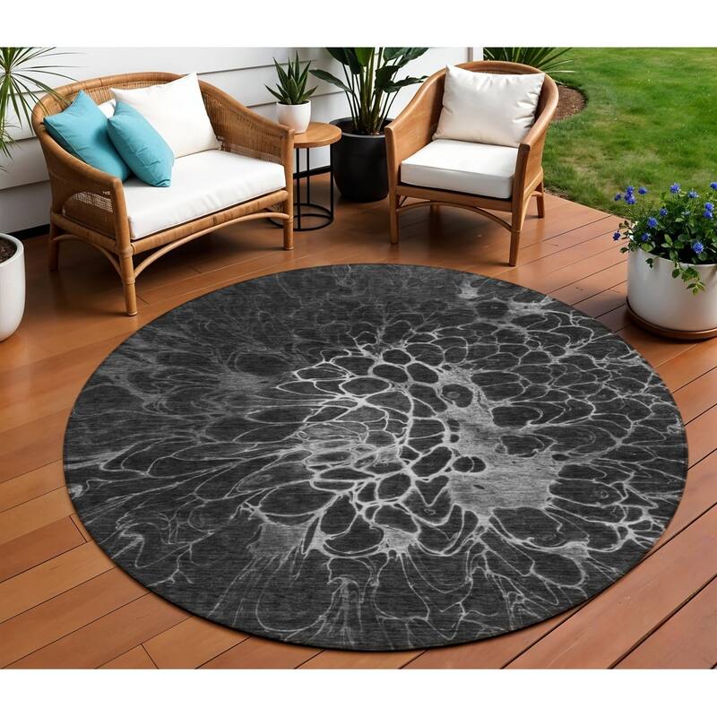 HomeRoots Abstract Transitional Rectangle Outdoor Rug - 8' Round