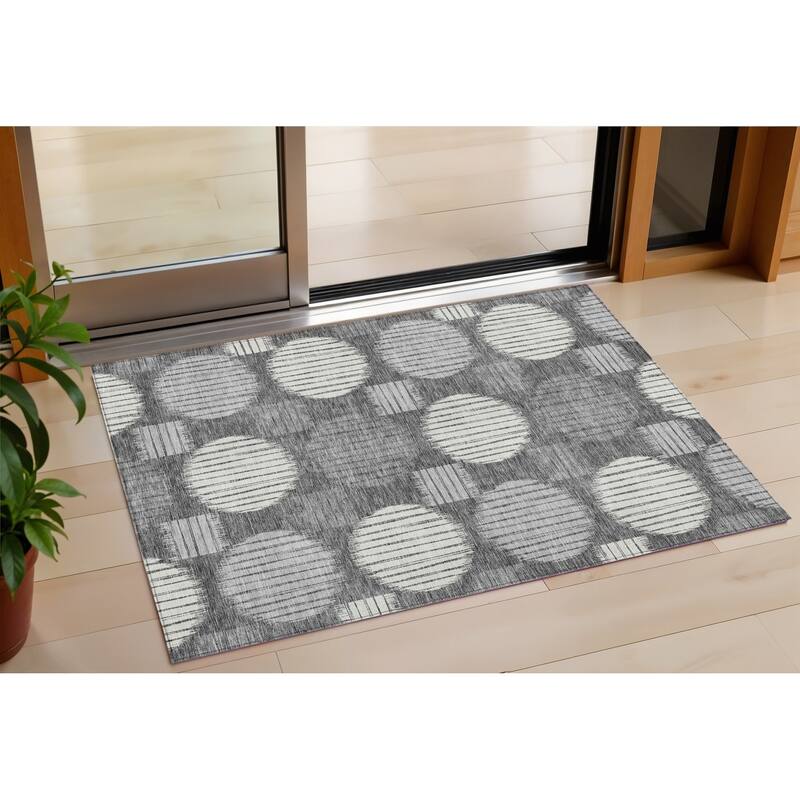 HomeRoots Geometric Transitional Rectangle Outdoor Rug - 3' x 5'