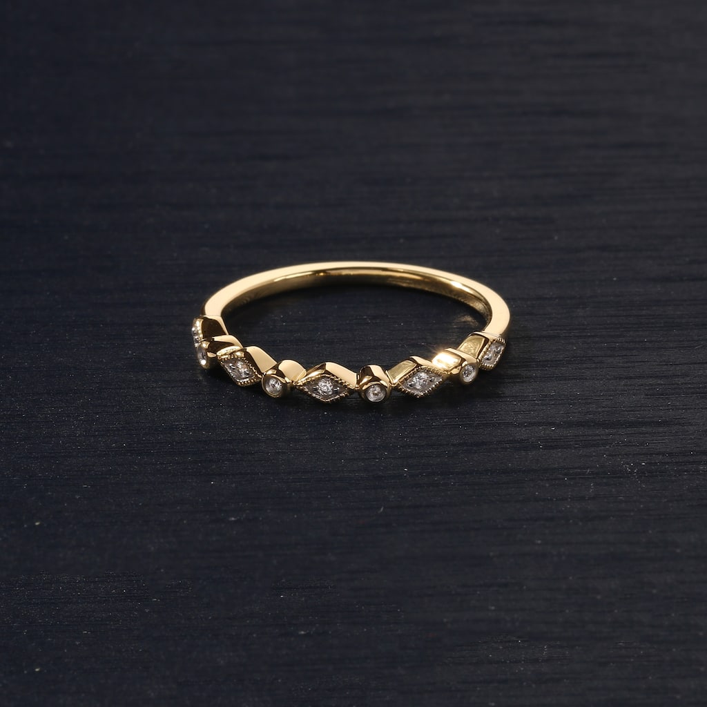 1/20ct TDW Diamond Vintage Inspired Wedding Band in 10K Gold for Women