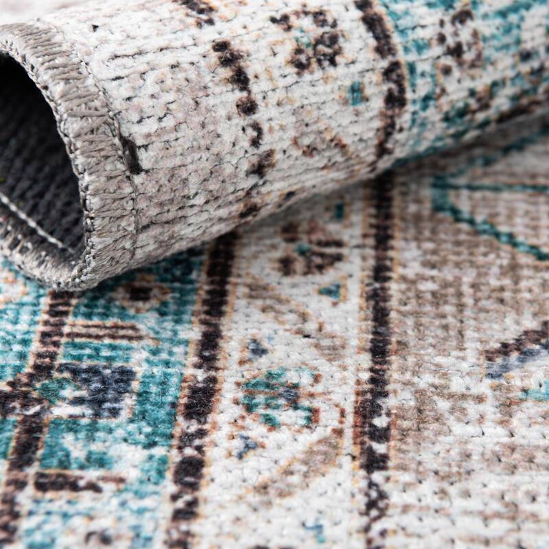 Traditional Tira Collection Area Rug