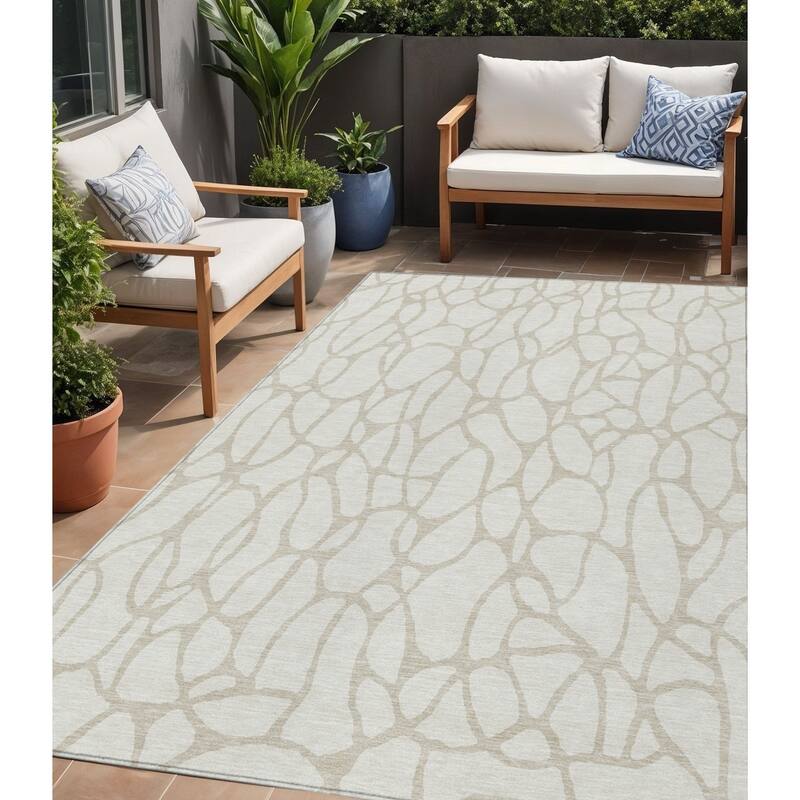 HomeRoots Geometric Transitional Rectangle Outdoor Rug - 5' X 8'