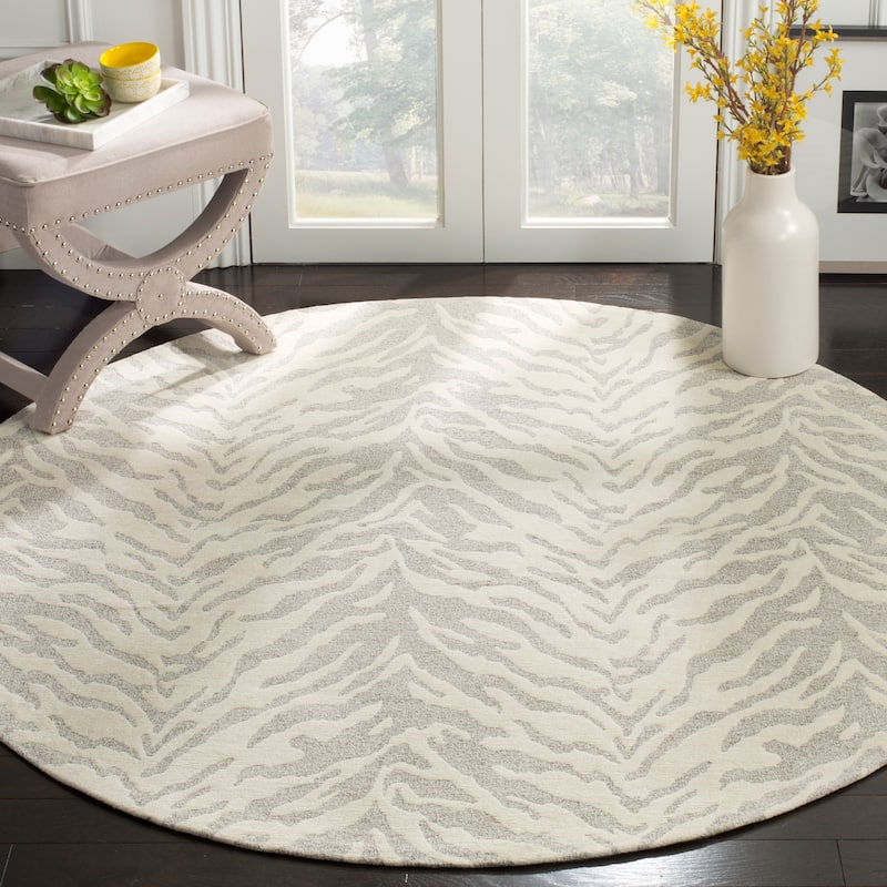 SAFAVIEH Handmade Flatweave Marbella Bogdana Modern Polyester Rug - 6' Round - Light Grey/Ivory