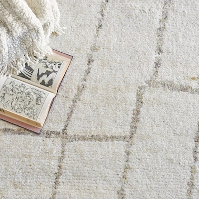 EXQUISITE RUGS Tahoe Hand-knotted Wool White/Beige Area Rug.