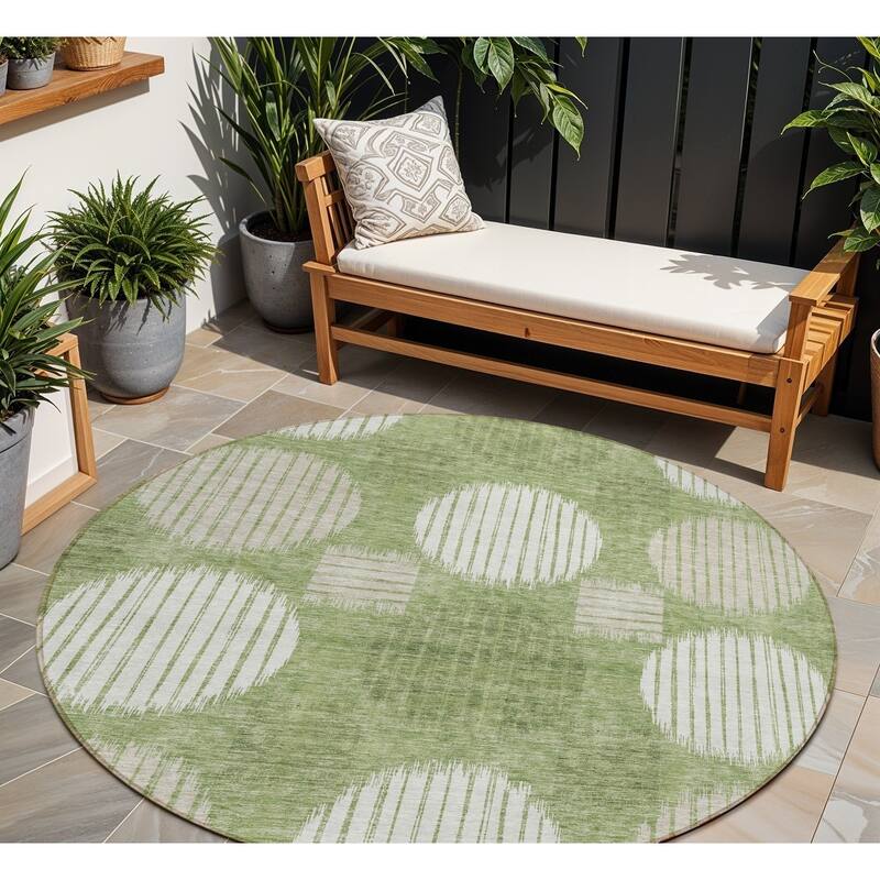 HomeRoots Geometric Transitional Rectangle Outdoor Rug - 8' Round