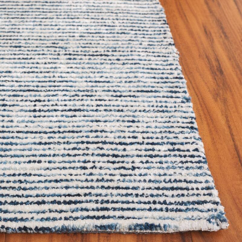 SAFAVIEH Handmade Soho Gorana Wool & Viscose Rug