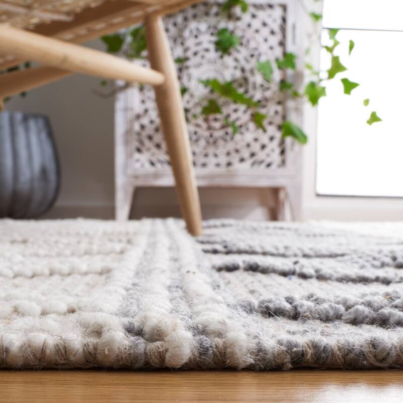 SAFAVIEH Handmade Natura Gerdje Wool Braided Tassel Rug
