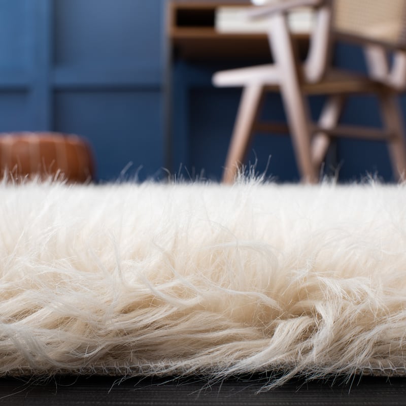 SAFAVIEH, Faux Sheep Idith Shona 2.4-inch Thick Rug