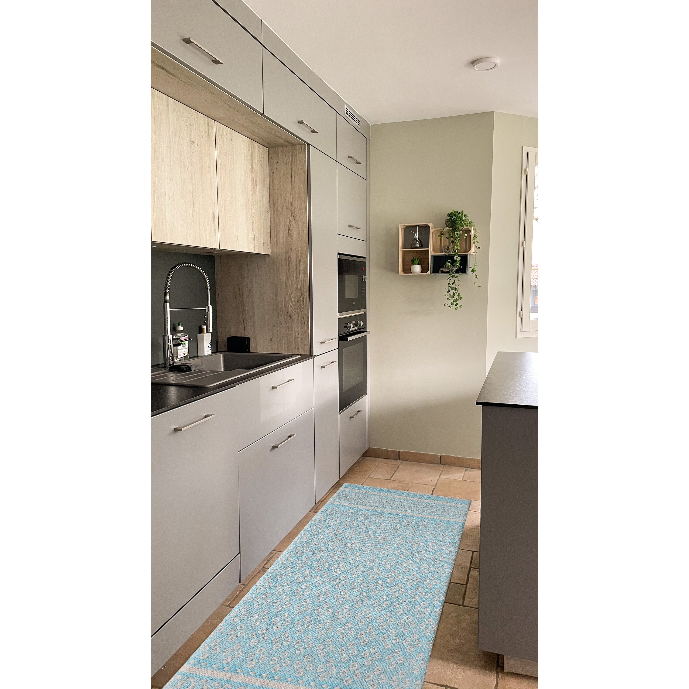 https://ak1.ostkcdn.com/images/products/is/images/direct/81d61f98cbb33c179ccbf56b6ada59eca2aade88/Premium-Cotton-Handwoven-Anti-Fatigue-Cushioned-Kitchen-Runner-Mat-%2818%27%27x48%27%27%27%29---Experience-Comfort-and-Style.jpg