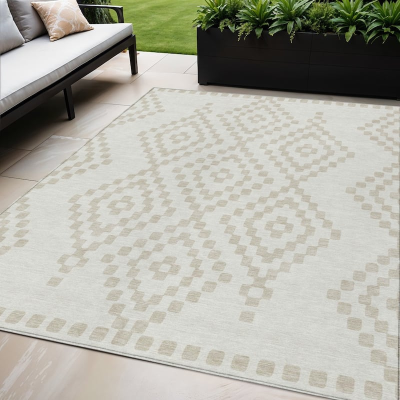 HomeRoots Geometric Transitional Rectangle Outdoor Rug - 5' X 8'