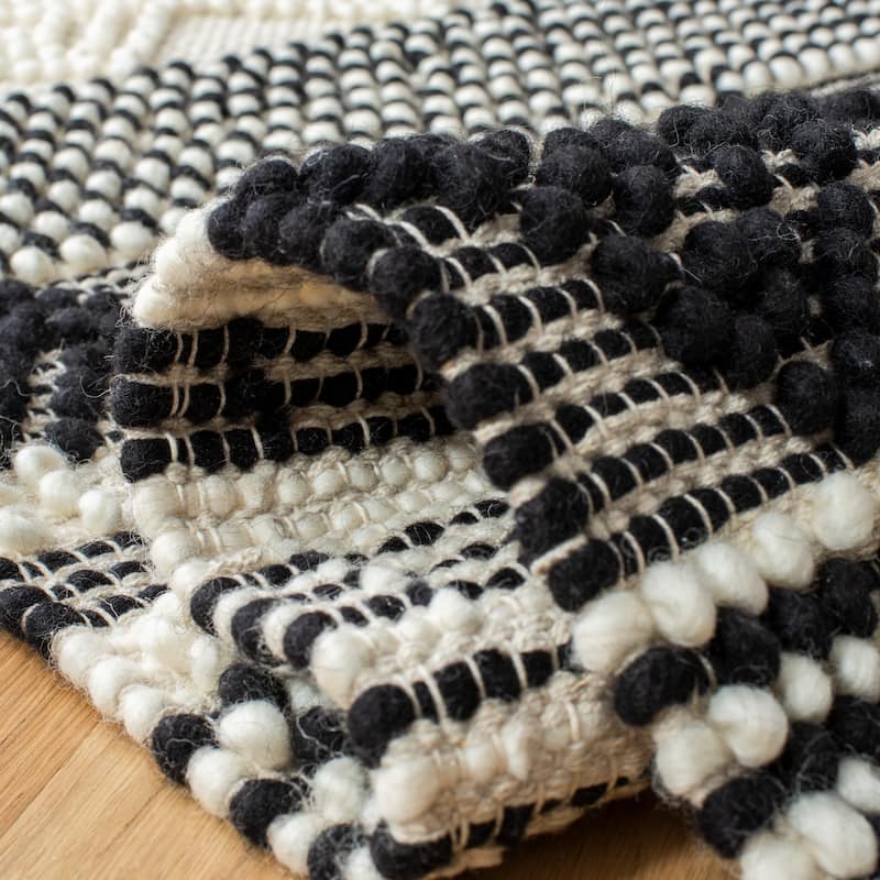 SAFAVIEH Handmade Natura Annedorte Wool Rug